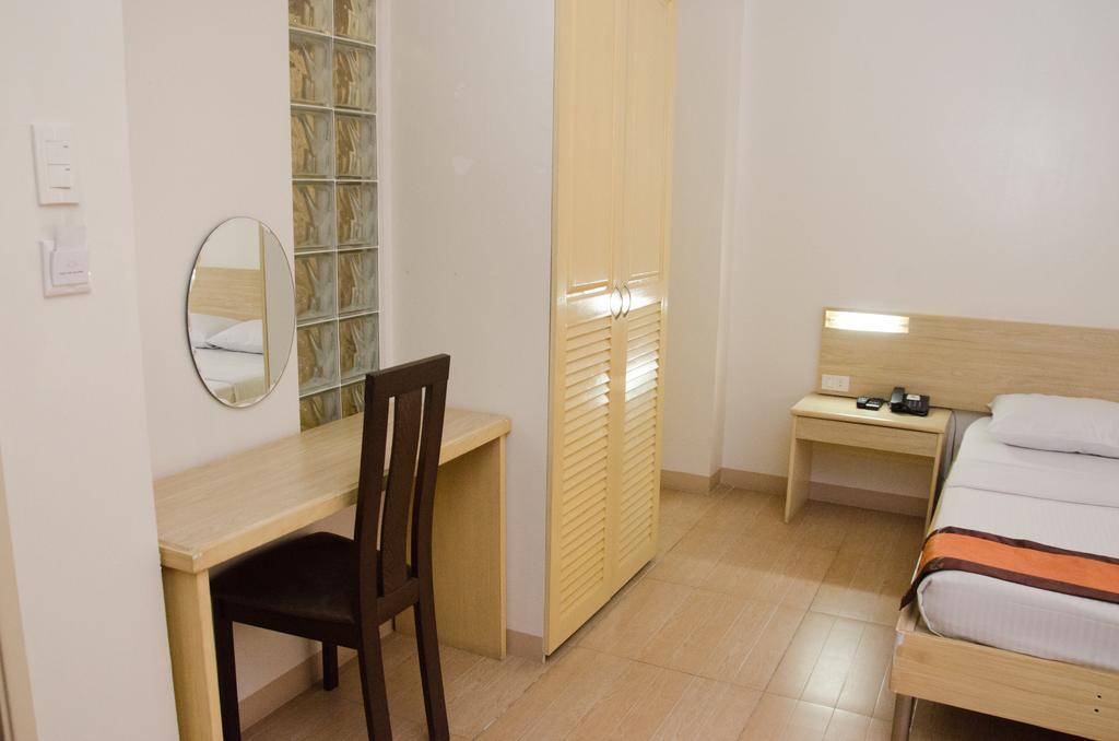 M Suites Hotel Makati City Exterior photo
