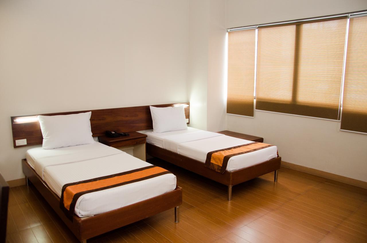 M Suites Hotel Makati City Exterior photo