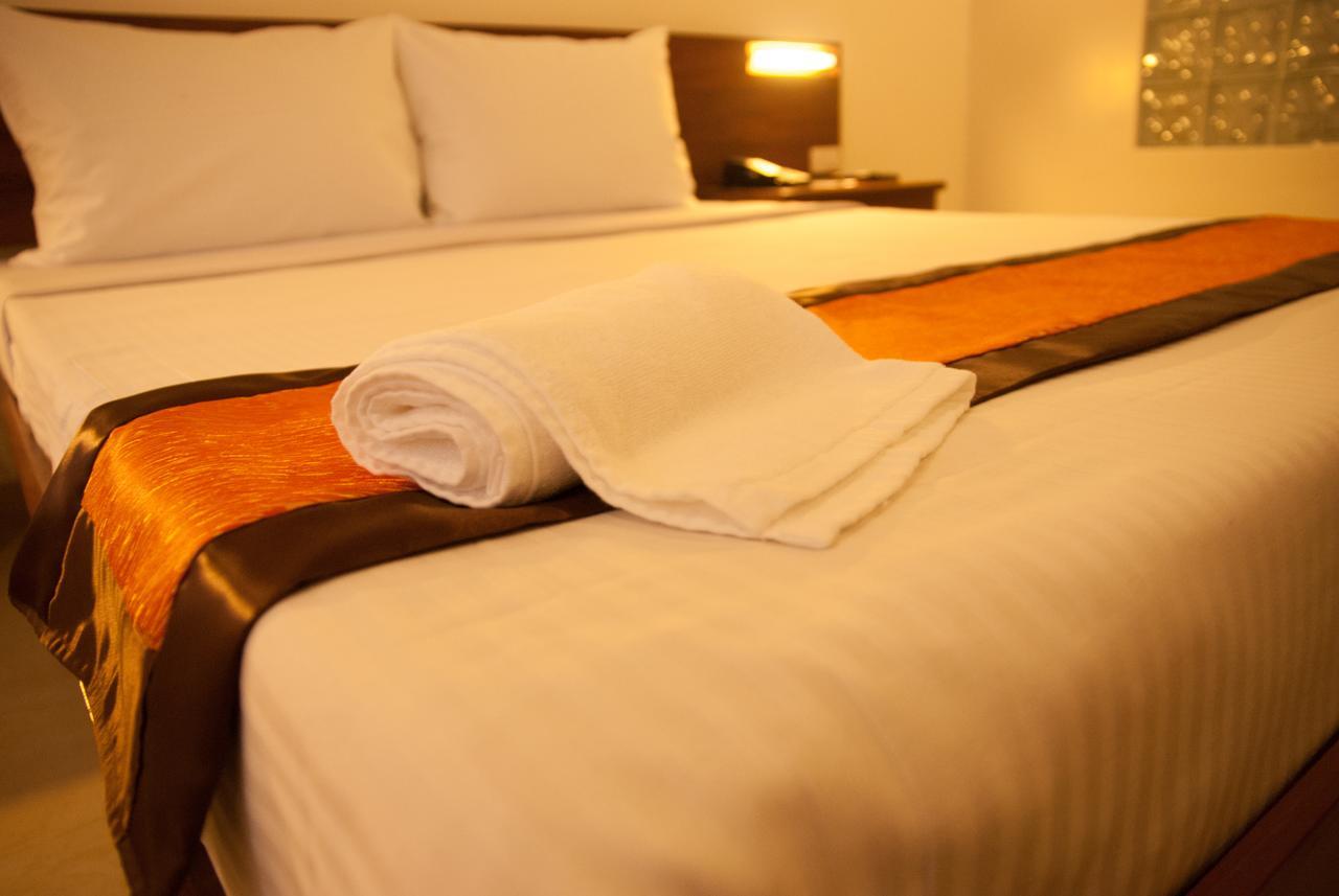 M Suites Hotel Makati City Exterior photo
