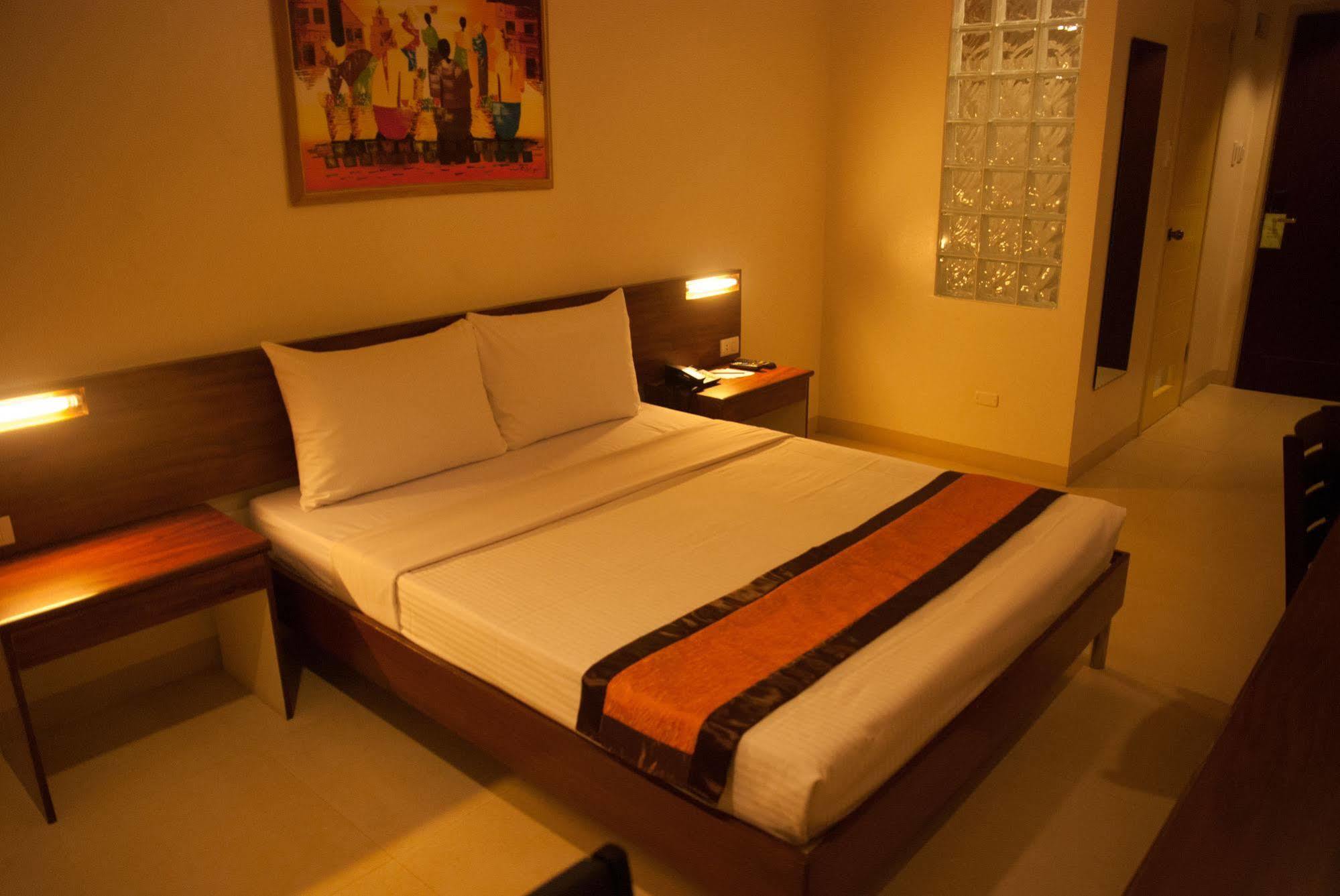 M Suites Hotel Makati City Exterior photo
