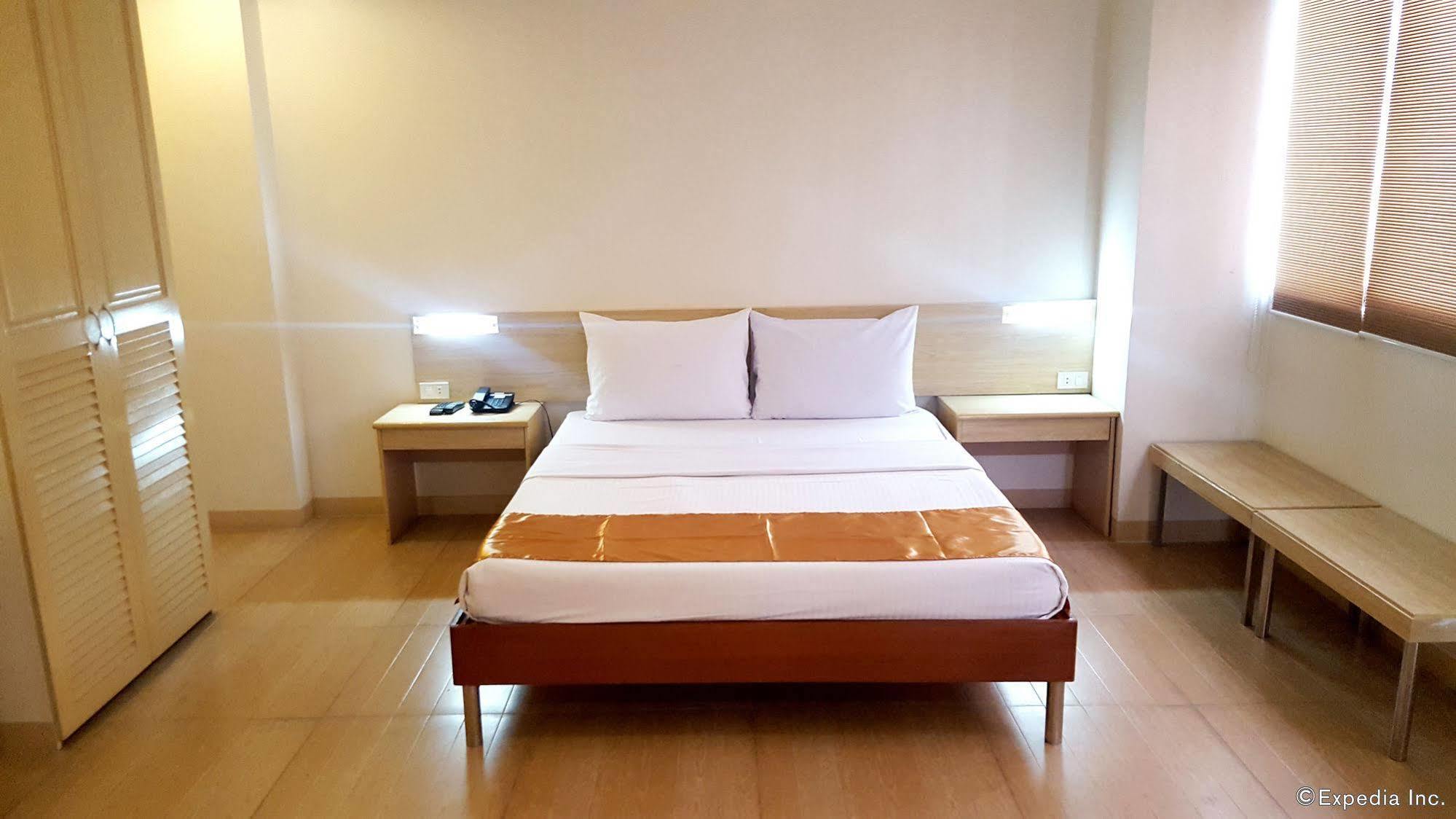M Suites Hotel Makati City Exterior photo