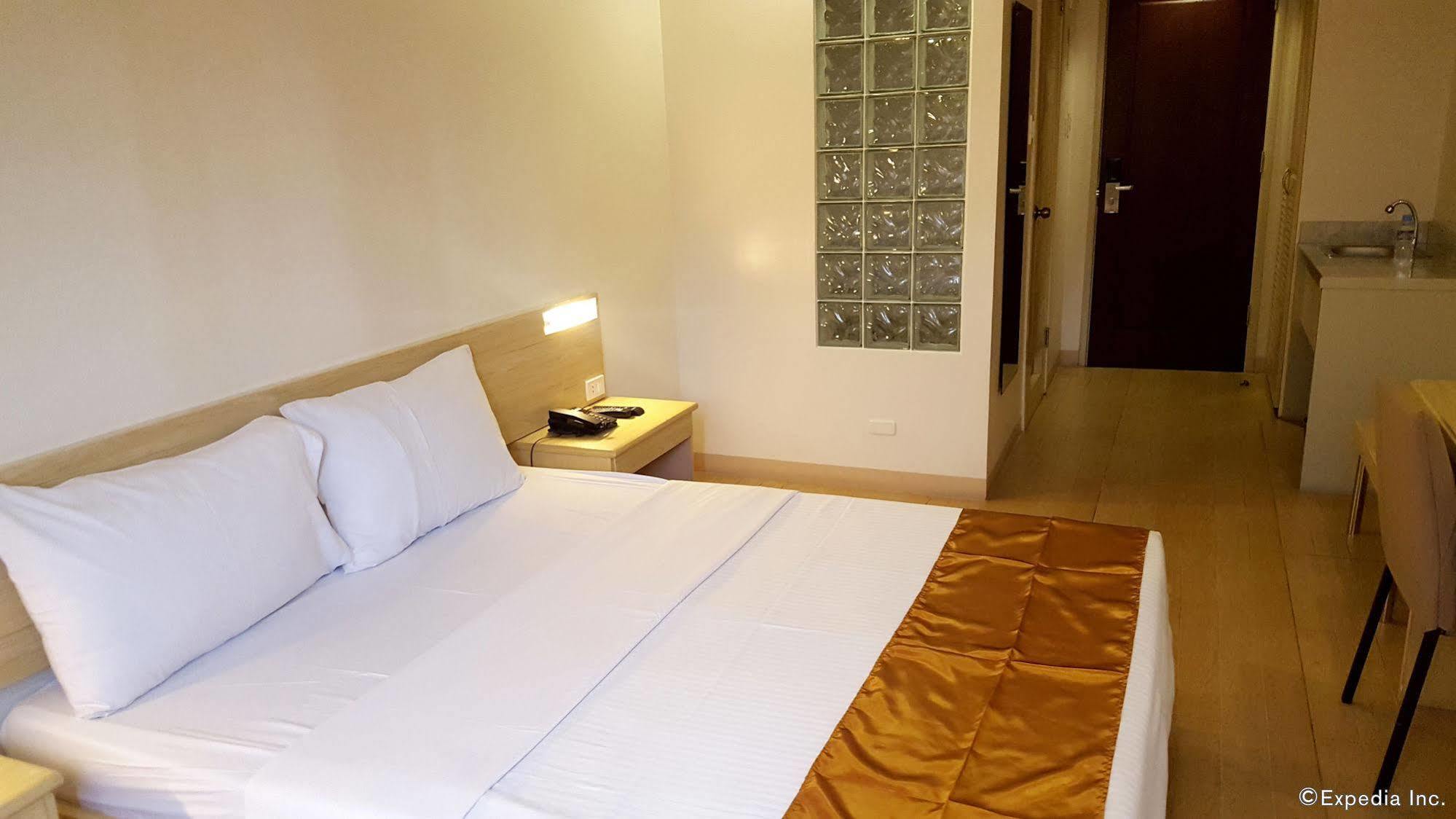M Suites Hotel Makati City Exterior photo