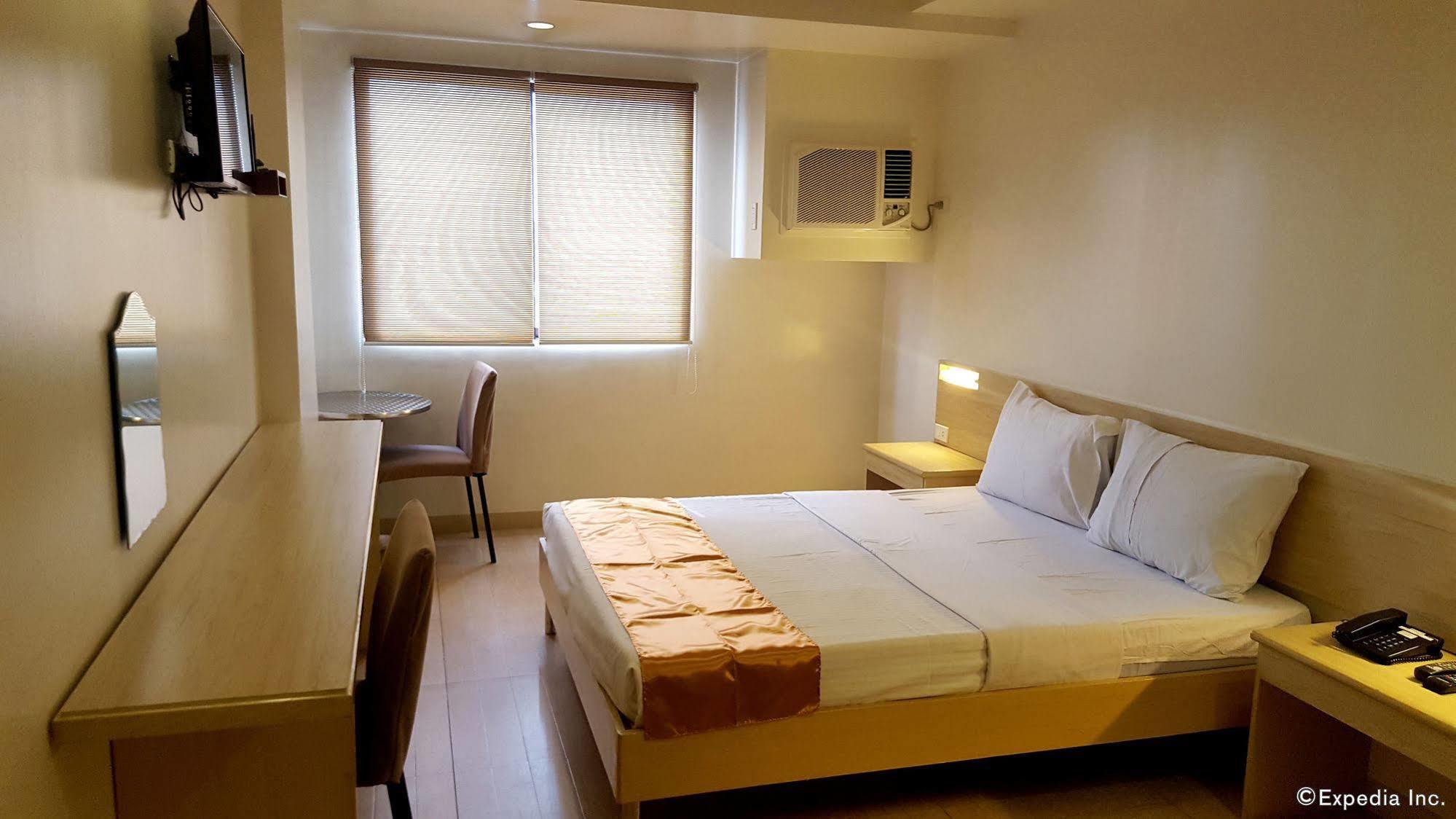 M Suites Hotel Makati City Exterior photo